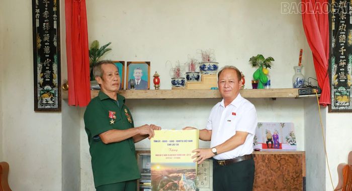 Đồng chí Sùng A Lềnh tặng quà bệnh binh Lê Sỹ Tình.