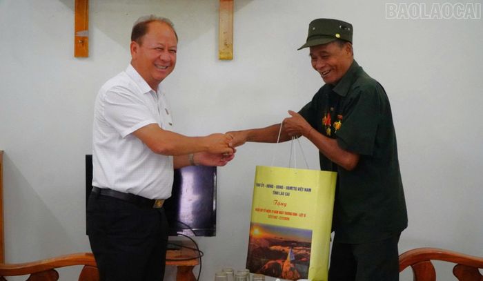 Đoàn thăm, tặng quà ông Hoàng Văn Lường.