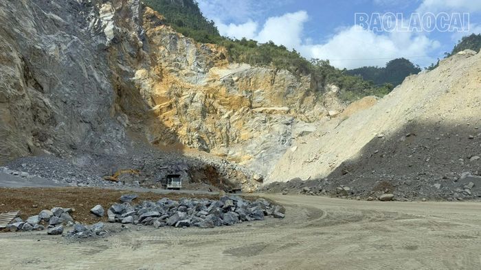 Lực lượng chức năng kiểm tra đột xuất công tác đảm bảo an toàn lao động tại mỏ đá Bản Mỏ, thuộc Công ty TNHH Một thành viên Duy Hiếu, xã Xuân Hòa, tỉnh Lào Cai.