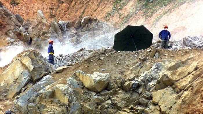 Công nhân khai thác đá phải sử dụng đồ bảo hộ lao động đúng quy định để đảm bảo an toàn.