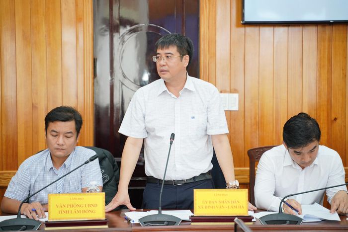 Phó Bí thư Đảng ủy, Chủ tịch UBND xã Đinh Văn Lâm Hà báo cáo tiến độ quy hoạch xã