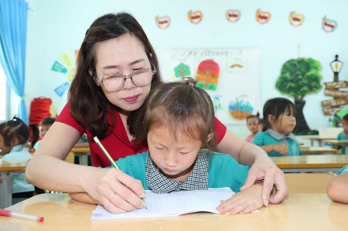 Giáo viên Trường Tiểu học Võ Thị Sáu hỗ trợ học sinh trong giờ ra chơi