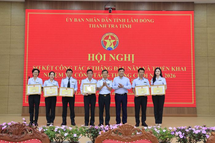 Phó Chủ tịch Thường trực UBND tỉnh và Chánh Thanh tra tỉnh trao Bằng khen của Chủ tịch tỉnh cho các tập thể, cá nhân có thành tích xuất sắc