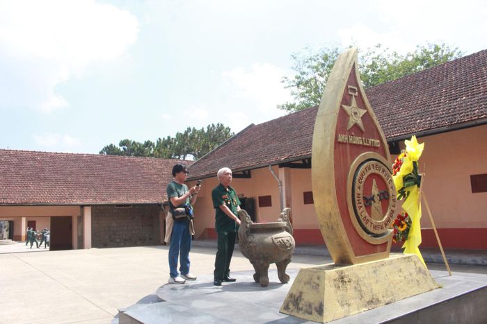 Ông Lê Thanh Cảnh thăm lại Nhà lao thiếu nhi Đà Lạt, nơi cách đây hơn 50 năm ông từng bị giam giữ