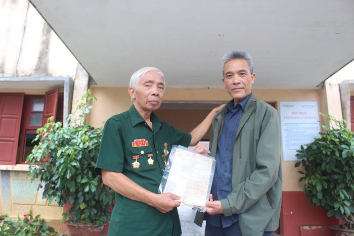 Ông Lê Thanh Cảnh trao tặng nhiều tư liệu quý cho Bảo tàng Lâm Đồng làm phong phú thêm hiện vật, tài liệu về Di tích