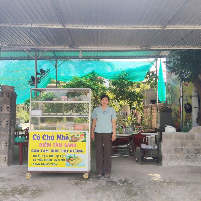 Chị Phan Thị Tuyết mở quán cơm phục vụ công nhân trên tuyến đường số 15