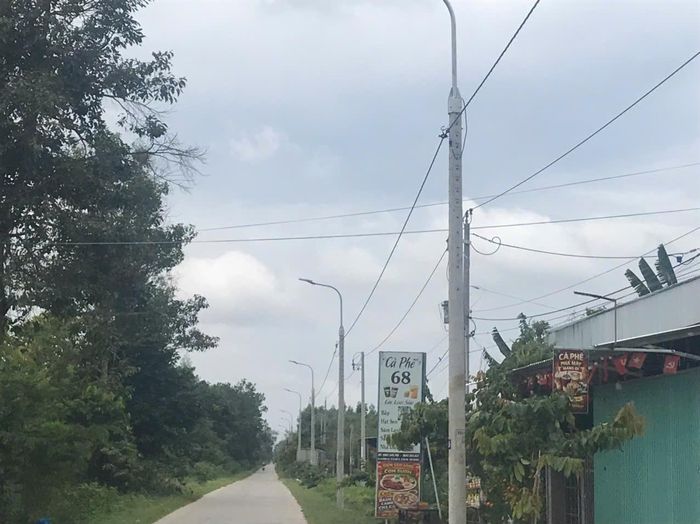 Nhiều quán ăn, cà phê mọc lên khi có đường điện chiếu sáng