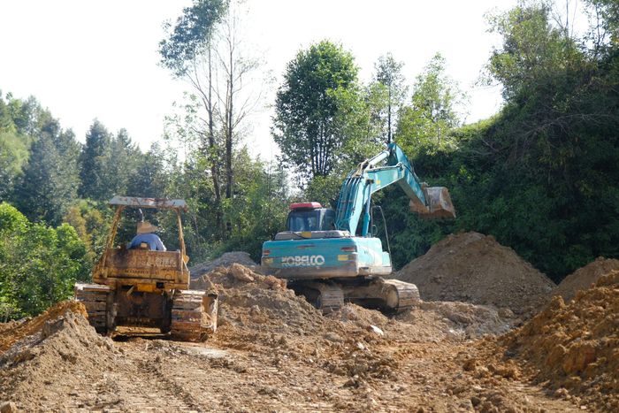 Đơn vị thi công khẩn trương thực hiện mở rộng mặt bằng xây dựng dự án