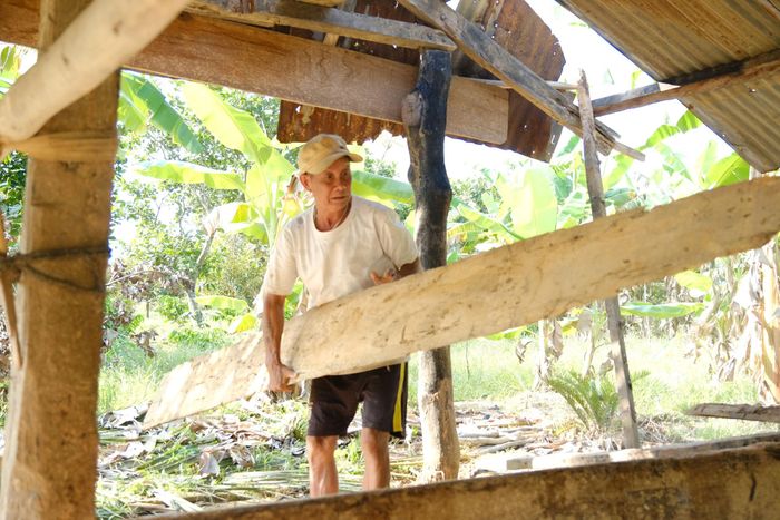 Ông Trần Văn Lý ở thôn Hoa Lư, xã Cát Tiên 3 tất bật thu dọn những vật dụng cuối cùng trước khi đơn vị thi công tiếp tục mở rộng mặt bằng
