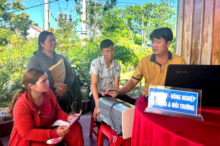 Các ban ngành tư vấn cho người dân xã Nam Đà, tỉnh Lâm Đồng giải quyết các thủ tục hành chính tại cơ sở