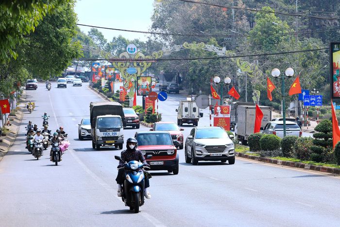 Đường phố Gia Nghĩa rực rỡ cờ hoa trước ngày hội lớn khu vực phía Tây Lâm Đồng