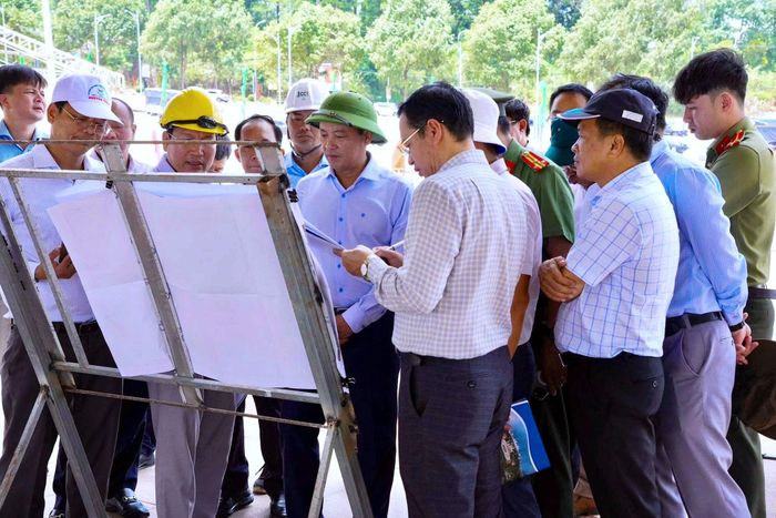 Phó Chủ tịch Thường trực UBND tỉnh Lâm Đồng Lê Trọng Yên cùng lãnh đạo các sở, ngành, địa phương kiểm tra thực tế tại khu vực quảng trường