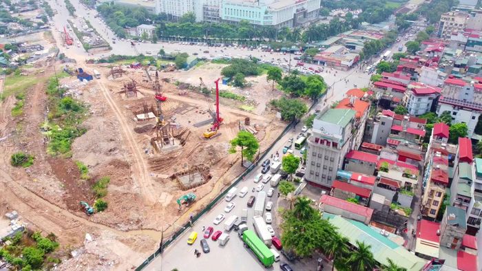 Sau khi nhận bàn giao mặt bằng, cơ quan chức năng và đơn vị thi công đã di dời, hạ ngầm hệ thống điện 110kV và triển khai thi công hạng mục cầu vượt tại nút giao.