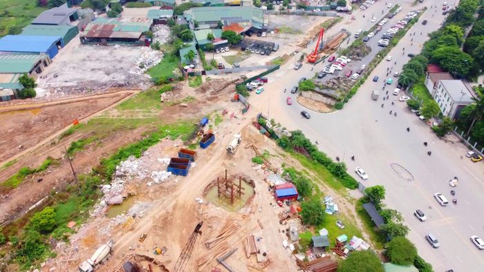 Các trụ cầu vượt tại nút giao Phạm Tu - đường 70 đang thành hình sau hơn một tháng triển khai thi công.