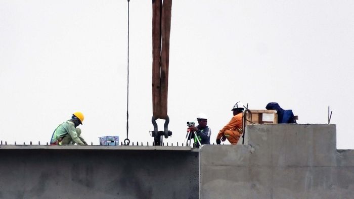 Những phiến dầm đầu tiên của cầu cạn Ngọc Hồi mới được gác lên trụ, đây là công việc đòi hỏi sự chính xác, cẩn trọng.