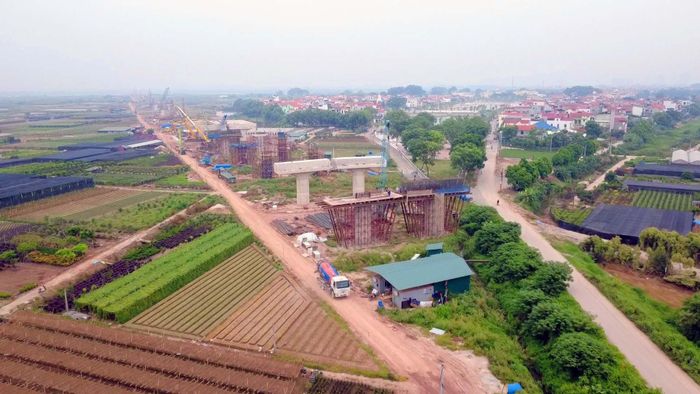 Theo tìm hiểu của người viết, đến tháng 7/2026, Dự án cầu Ngọc Hồi và đường dẫn hai đầu cầu, phía Hà Nội đã hoàn thành giải phóng mặt bằng toàn bộ 32,6ha, trong khi phía tỉnh Hưng Yên mới bàn giao 56,48% diện tích. Công trình cầu chính đã hoàn thành cọc khoan nhồi hai trụ tháp, đang thi công bệ trụ và cầu dẫn.