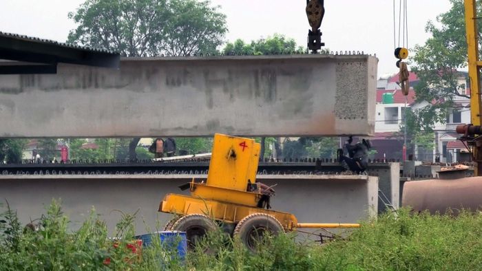 Hiện ở phía Hưng Yên có 2 bãi đúc dầm lớn phục vụ thi công cầu cạn Ngọc Hồi.