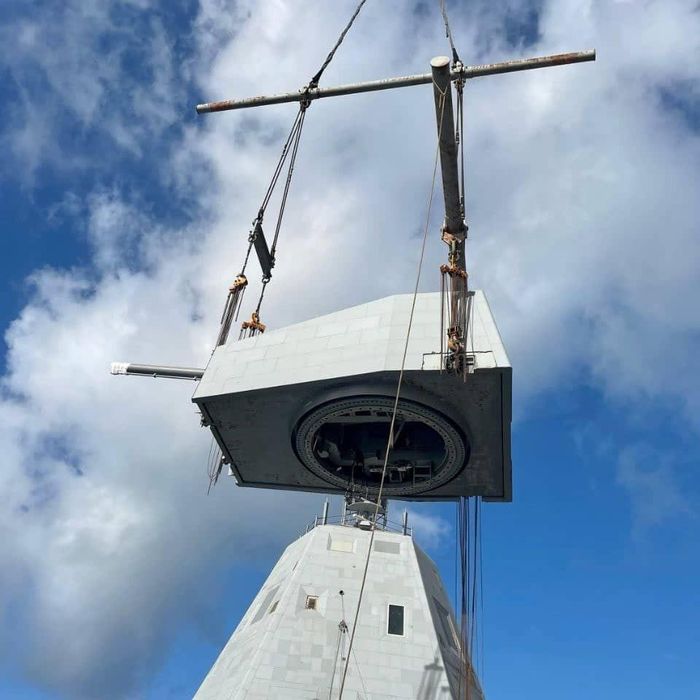 Một bệ pháo bị tháo bỏ trên tàu DDG-1000. Ảnh: USS Zumwalt FB