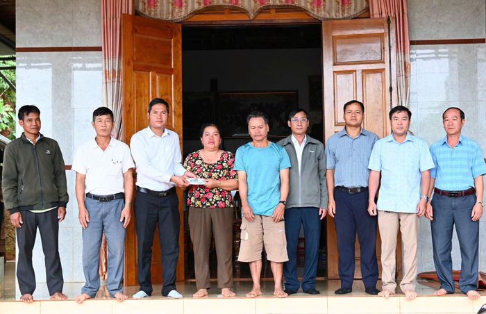 Ủy ban MTTQ Việt Nam xã Tuy Đức trao kinh phí hỗ trợ cho gia đình em Điểu Uyên, bon Bu Dơng không may tử vong do tai nạn điện giật