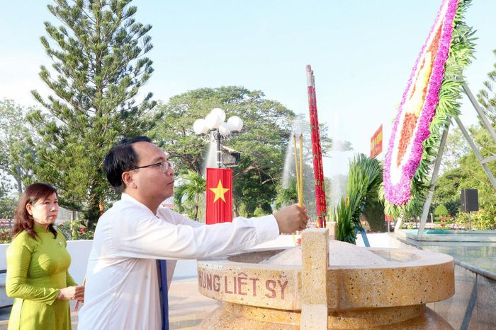 Đồng chí Đặng Hồng Sỹ, Phó Bí thư Thường trực Tỉnh ủy dâng hương viếng các Anh hùng liệt sĩ tại Nghĩa trang Liệt sĩ Bình Thuận