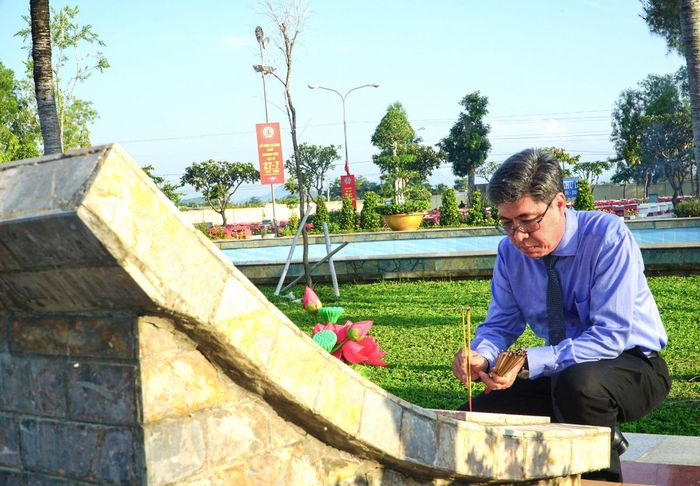 Đồng chí Nguyễn Minh, Tỉnh ủy viên, Phó Chủ tịch UBND tỉnh thắp hương tri ân các Anh hùng liệt sĩ tại Nghĩa trang Liệt sĩ Bình Thuận