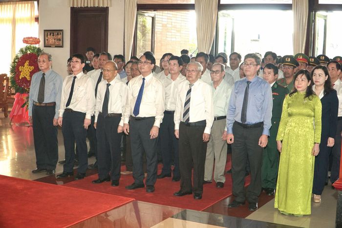 Đoàn đại biểu Tỉnh ủy, HĐND, UBND, Ủy ban MTTQ Việt Nam tỉnh Lâm Đồng và các đơn vị, địa phương viếng Chủ tịch Hồ Chí Minh tại Bảo tàng Hồ Chí Minh Bình Thuận