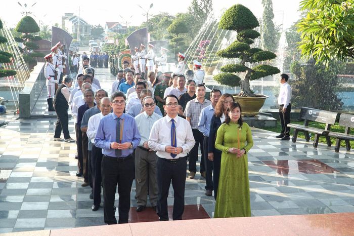 Đoàn đại biểu Tỉnh ủy, HĐND, UBND, Ủy ban MTTQ Việt Nam tỉnh Lâm Đồng và các đơn vị, địa phương dâng hương viếng các Anh hùng liệt sĩ tại Nghĩa trang Liệt sĩ Bình Thuận