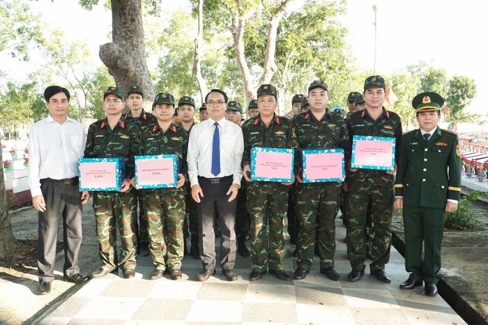 Đồng chí Đặng Hồng Sỹ và lãnh đạo Sở Nội vụ tặng quà cho các tổ chuyên trách đang làm nhiệm vụ tại Nghĩa trang Liệt sĩ Bình Thuận