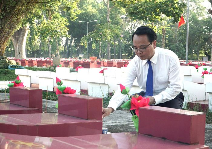Đồng chí Đặng Hồng Sỹ, Phó Bí thư Thường trực Tỉnh ủy thắp hương tri ân các Anh hùng liệt sĩ tại Nghĩa trang Liệt sĩ Bình Thuận