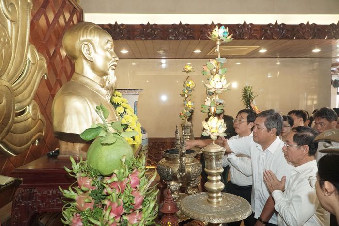 Các đại biểu viếng Chủ tịch Hồ Chí Minh tại Bảo tàng Hồ Chí Minh Bình Thuận