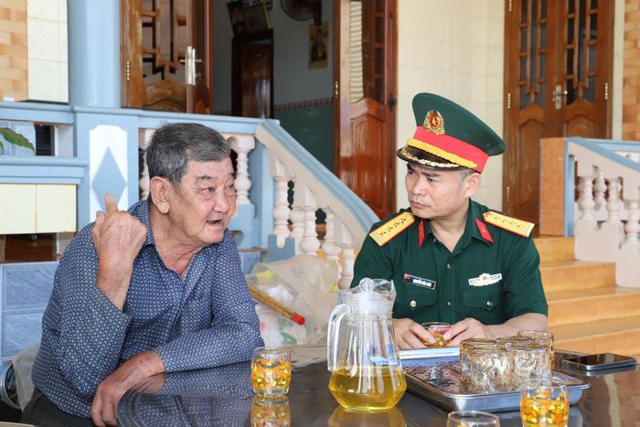 Đại tá Nguyễn Văn Sơn, Chính ủy Bộ CHQS tỉnh Lâm Đồng gặp và trò chuyện với nhân chứng