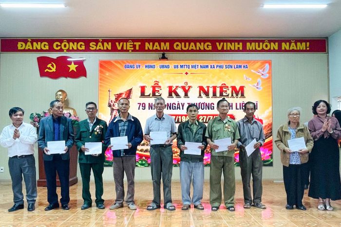 Đồng chí Đỗ Quốc Tuân, Phó Bí thư Thường trực Đảng ủy và đồng chí Chế Phương Nam, Phó Chủ tịch HĐND xã trao quà cho các gia đình