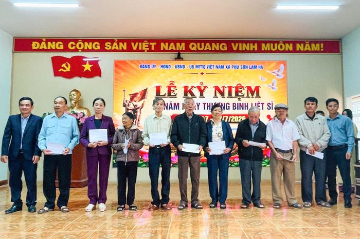 Phó Chủ tịch UBND xã Hà Thanh Tuấn tặng quà cho các gia đình