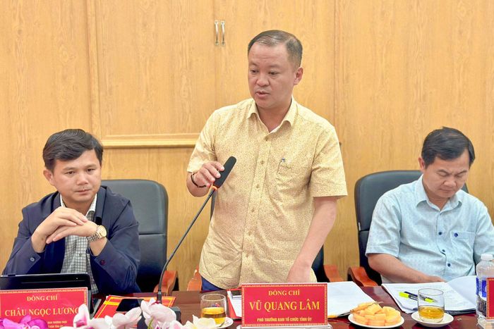 Đồng chí Vũ Quang Lâm, Phó Trưởng Ban Tổ chức Tỉnh ủy, Trưởng Bộ phận giúp việc Tổ theo dõi địa bàn số 10 đánh giá cao công tác phát triển đảng viên mới của địa phương trong quý II/2026