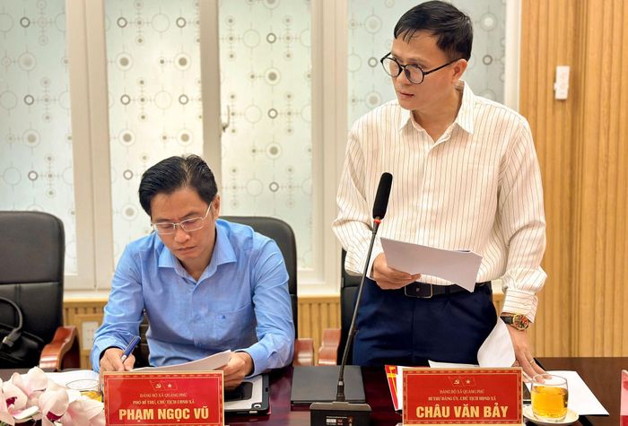 Bí thư Đảng ủy, Chủ tịch HĐND xã Quảng Phú Châu Văn Bảy báo cáo với đoàn công tác tại buổi làm việc