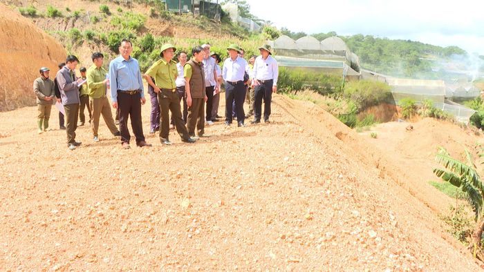 Đoàn công tác kiểm tra khu vực bị lấn chiếm