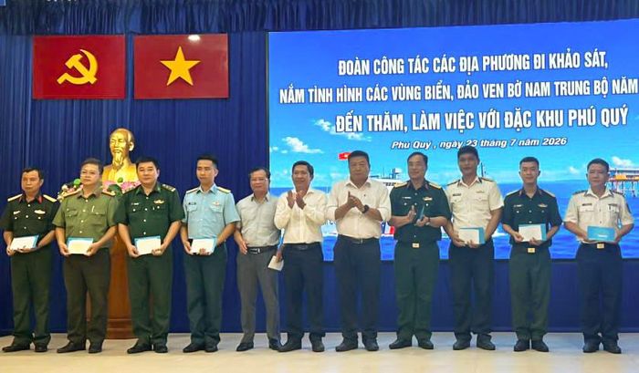 Đoàn công tác tỉnh Lâm Đồng tặng quà cho LLVT đặc khu Phú Quý