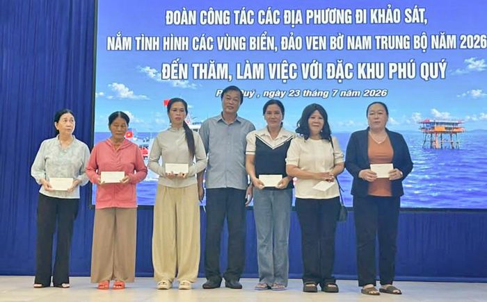 Đoàn công tác tỉnh Lâm Đồng tặng quà cho LLVT đặc khu Phú Quý