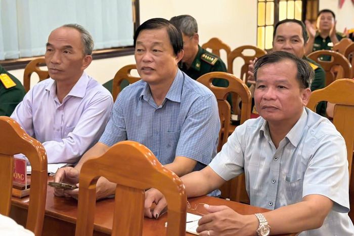Các đại biểu tham dự buổi làm việc