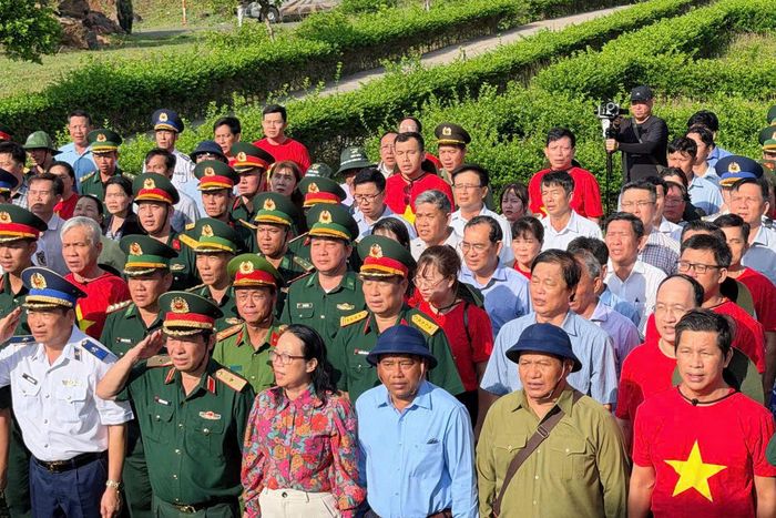 Các đại biểu trong đoàn công tác tham dự Lễ chào cờ