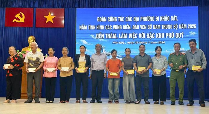 Đoàn công tác tỉnh Lâm Đồng tặng quà cho LLVT đặc khu Phú Quý