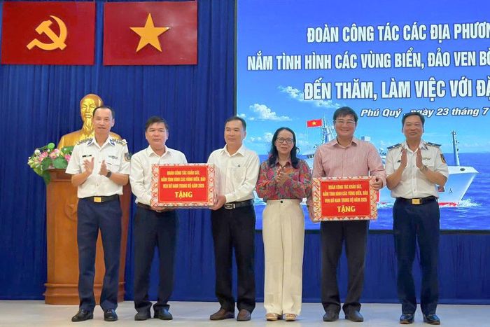 Đoàn công tác Cảnh sát biển Việt Nam tặng quà cho chính quyền Đặc khu Phú Quý