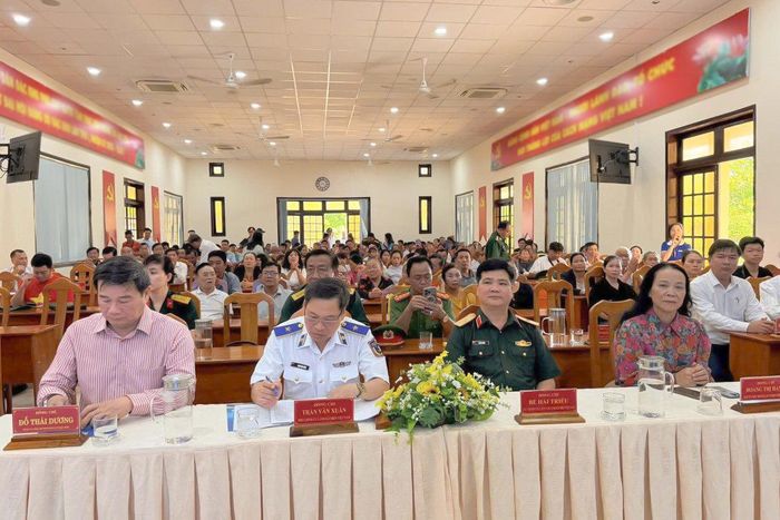 Thiếu tướng Trần Văn Xuân, Phó Chính ủy Cảnh sát biển Việt Nam ( ngồi giữa, áo trắng) tham dự buổi làm việc