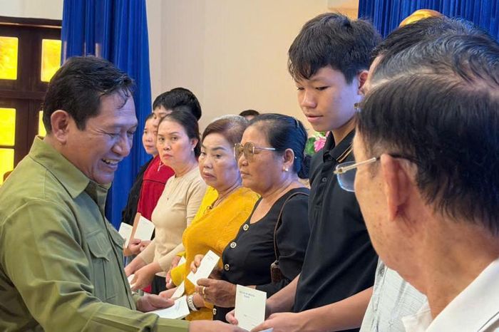 Đồng chí K’Mák, Ủy viên Ban Thường vụ, Phó Chủ tịch HĐND tỉnh Lâm Đồng tặng quà cho người dân đặc khu