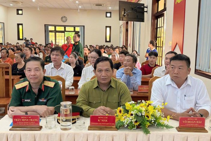 Đồng chí K’Mák, Ủy viên Ban Thường vụ, Phó Chủ tịch HĐND tỉnh Lâm Đồng cùng các đại biểu tham dự buổi làm việc