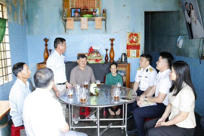 Đoàn công tác thăm, tặng quà tri ân gia đình bà Triệu Thị Mà - thân nhân liệt sĩ tại xã Cư Jút
