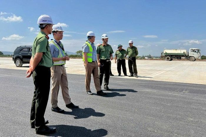 Các lực lượng tham gia kiểm tra, đánh giá công tác an ninh, an toàn khu bay
