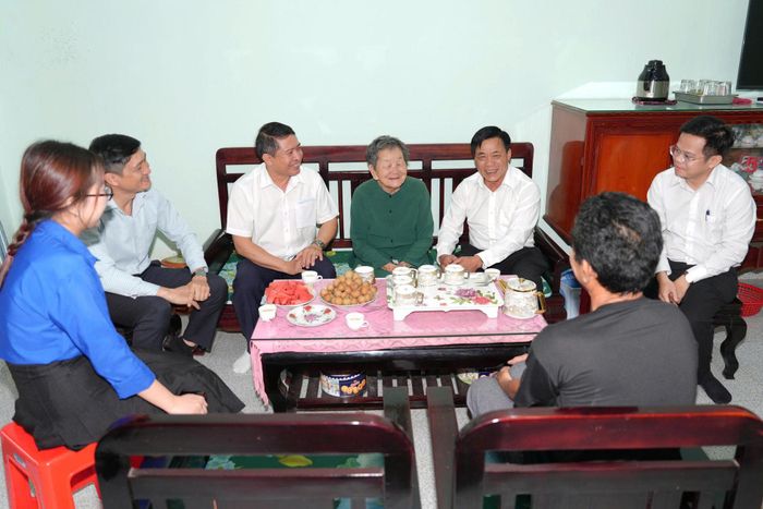 Đồng chí Nguyễn Văn Thanh, Tỉnh ủy viên, Chánh án TAND tỉnh cùng lãnh đạo địa phương thăm, tặng quà Mẹ Việt Nam Anh hùng Võ Thị Thanh, xã Đinh Văn Lâm Hà (Ảnh: Nguyễn Thạch)