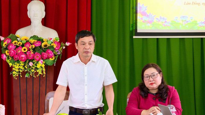 Phó Chủ tịch Hội Nông dân tỉnh Nguyễn Đức Hán (đại diện đơn vị Cụm trưởng) chủ trì hội nghị