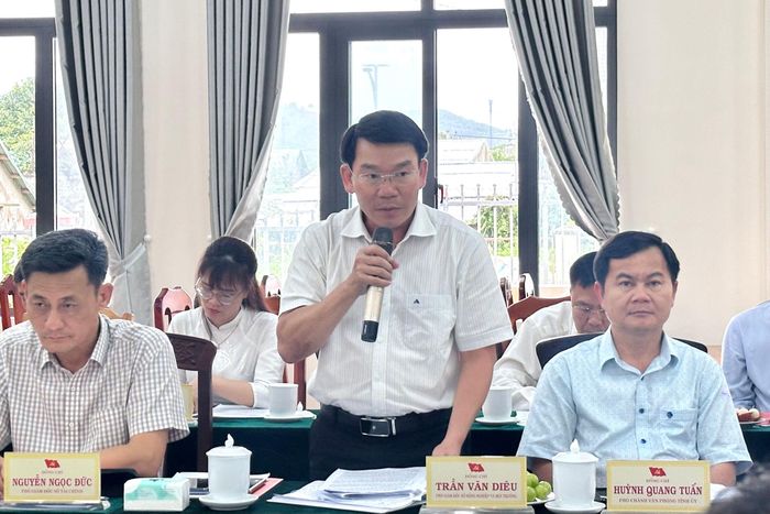 Ông Trần Văn Diêu, Phó Giám đốc Sở Nông nghiệp và Môi trường giải đáp một số vướng mắc tại buổi làm việc